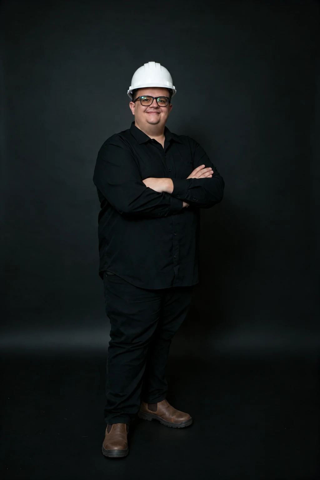 Gustavo Ramos dos Santos, engenheiro civil, de capacete branco e braços cruzados.